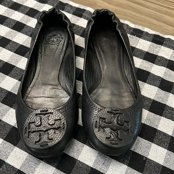 Tory Burch Shoes - TORY BURCH BLACK LEATHER FLATS 8